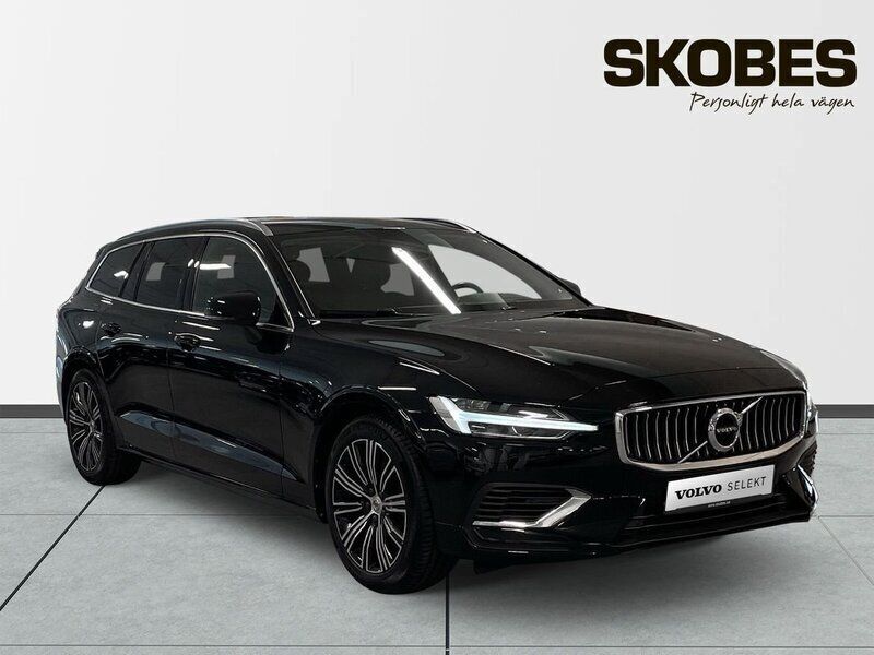 Svart Begagnad 2022 Volvo V60 Kombi | 389 400 kr (Marknadspris) - Bild 1/3