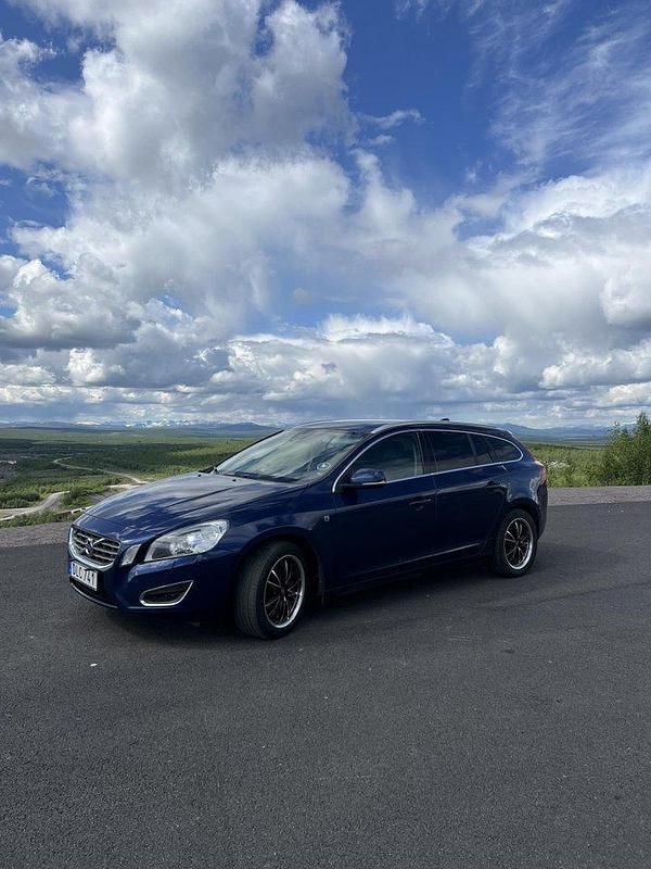 Blå Begagnad 2012 Volvo V60 Momentum Kombi | 82 000 kr (Marknadspris) - Bild 1/4