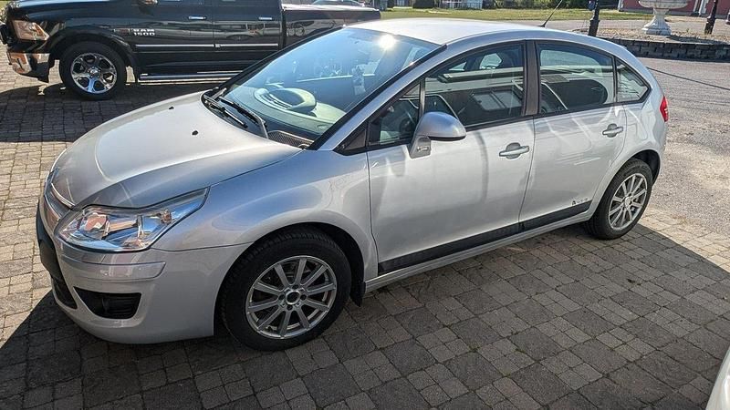 Silver Begagnad 2009 Citroën C4 Halvkombi | 29 000 kr (Marknadspris) - Bild 1/3