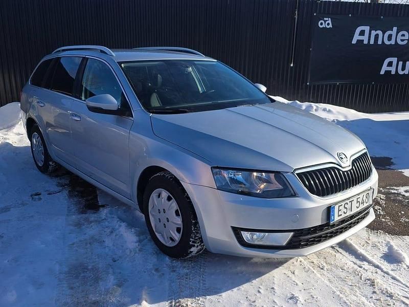 Begagnad Skoda Octavia Elegance 105 HK (77 kW) 2014 Silver Halvkombi