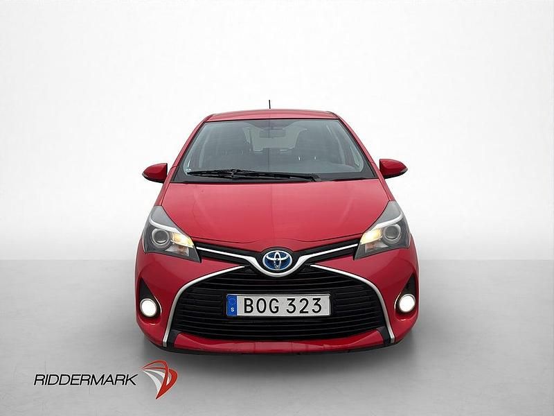 Begagnad Toyota Yaris Hybrid Active 101 HK (74 kW) 2014 Röd Halvkombi