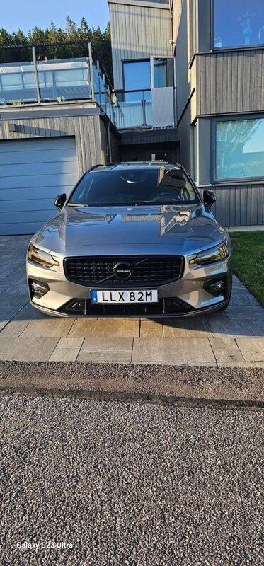 Grå Begagnad 2020 Volvo V60 R-Design Kombi | 309 900 kr (Marknadspris) - Bild 1/4