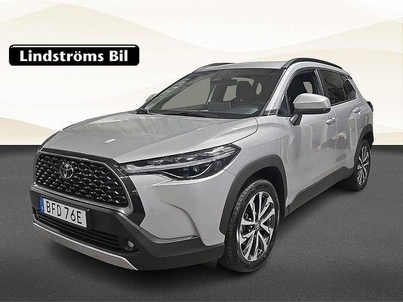 Silver Begagnad 2025 Toyota Corolla Cross Style SUV | 379 900 kr (Marknadspris) - Bild 1/3