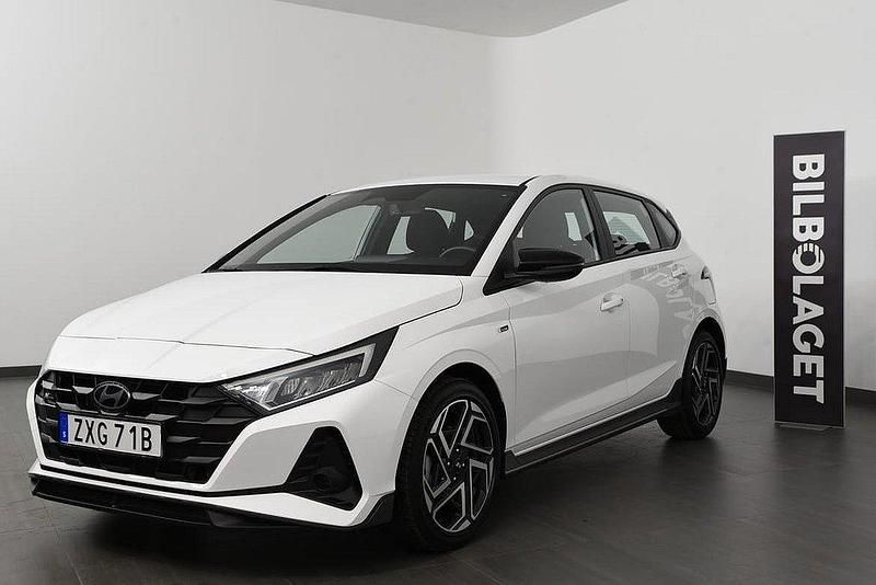 Vit Begagnad 2024 Hyundai i20 Halvkombi | 269 800 kr (Dyr) - Bild 1/4
