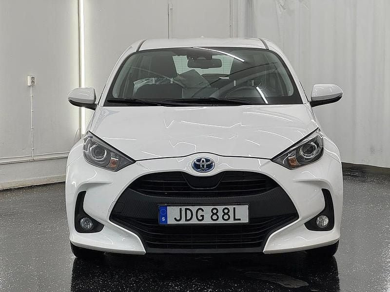 Begagnad Toyota Yaris Hybrid Active 116 HK (85 kW) 2020 Vit Halvkombi