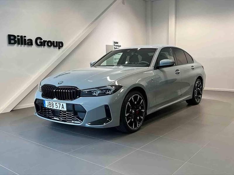 Grå Begagnad 2025 BMW 330e Sedan | 599 900 kr - Bild 1/1