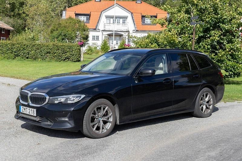 Svart Begagnad 2021 BMW 320 Sport Line Kombi | 265 000 kr (Bra pris) - Bild 1/4
