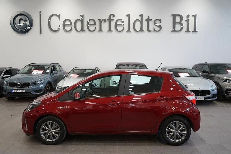 Röd Begagnad 2018 Toyota Yaris Hybrid Active Halvkombi | 139 900 kr (Marknadspris) - Bild 1/3