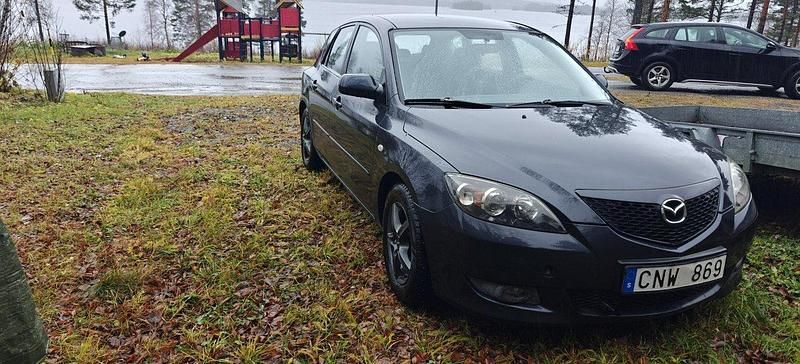 Grå Begagnad 2006 Mazda 3 Inclusive Halvkombi | 22 000 kr (Lite dyr) - Bild 1/3