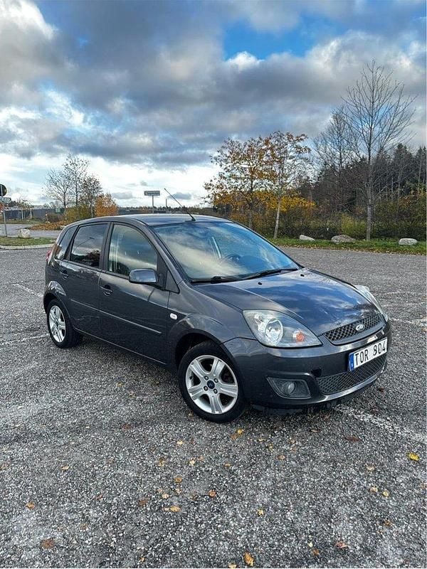 Grå Begagnad 2008 Ford Fiesta Halvkombi | 33 500 kr (Marknadspris) - Bild 1/4