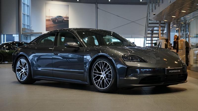 Grå Ny 2026 Porsche Taycan Sedan | 1 298 500 kr - Bild 1/4