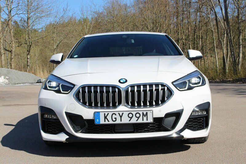Vit Begagnad 2021 BMW 218 M Sport Sportkupé | 265 000 kr (Bra pris) - Bild 1/4