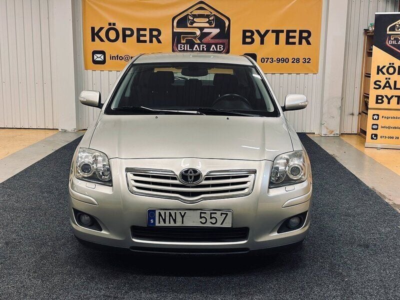 Silver Begagnad 2006 Toyota Avensis Halvkombi | 59 900 kr (Dyr) - Bild 1/4