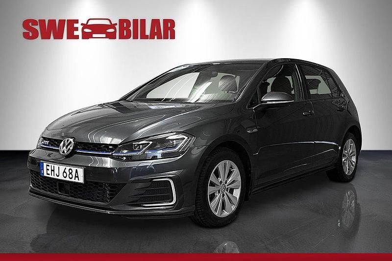 Mörkgrå Begagnad 2020 VW Golf VIII GTE Halvkombi | 209 900 kr (Bra pris) - Bild 1/4