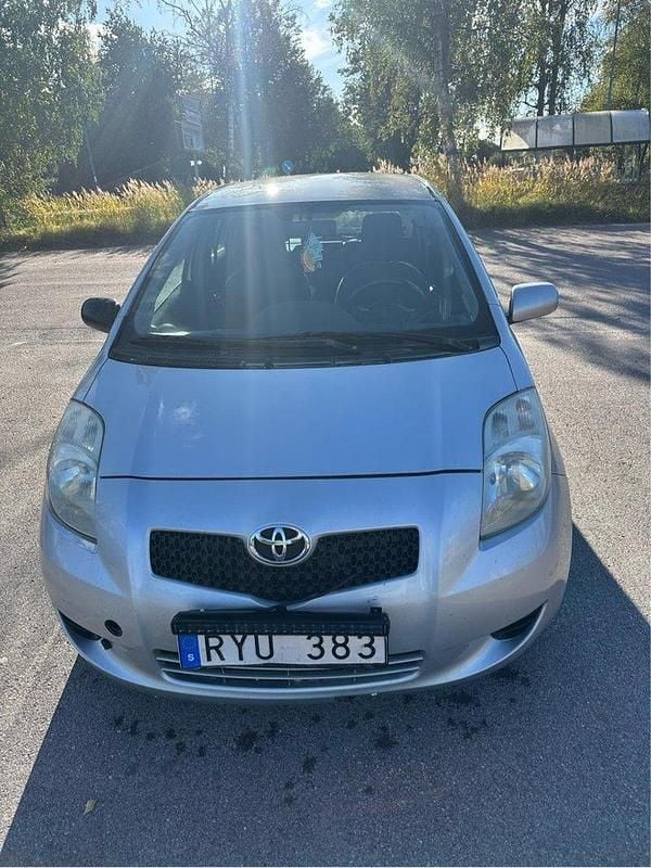Silver Begagnad 2006 Toyota Yaris Halvkombi | 19 000 kr (Lite dyr) - Bild 1/4