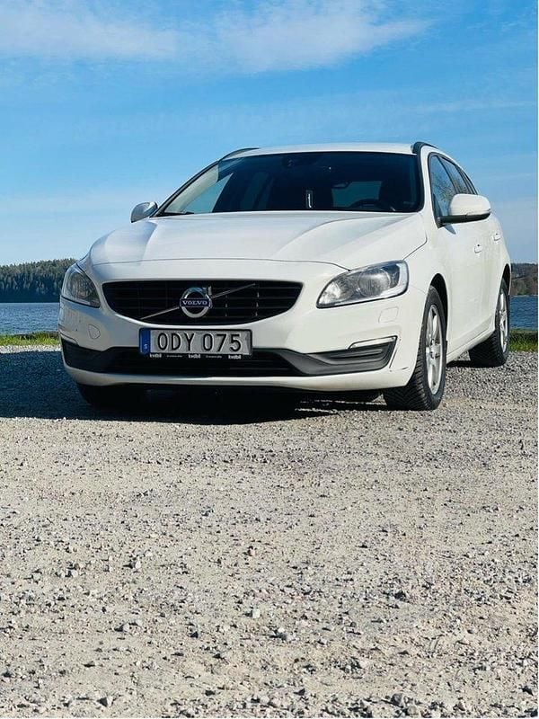 Vit Begagnad 2017 Volvo V60 R-Design Kombi | 120 000 kr (Bra pris) - Bild 1/4