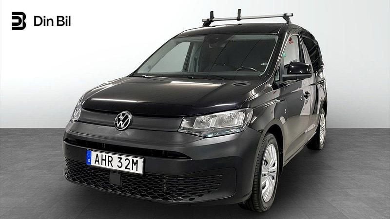 Svart (deep black pärleffekt) Begagnad 2023 VW Caddy Minibuss | 269 900 kr (Superpris) - Bild 1/4