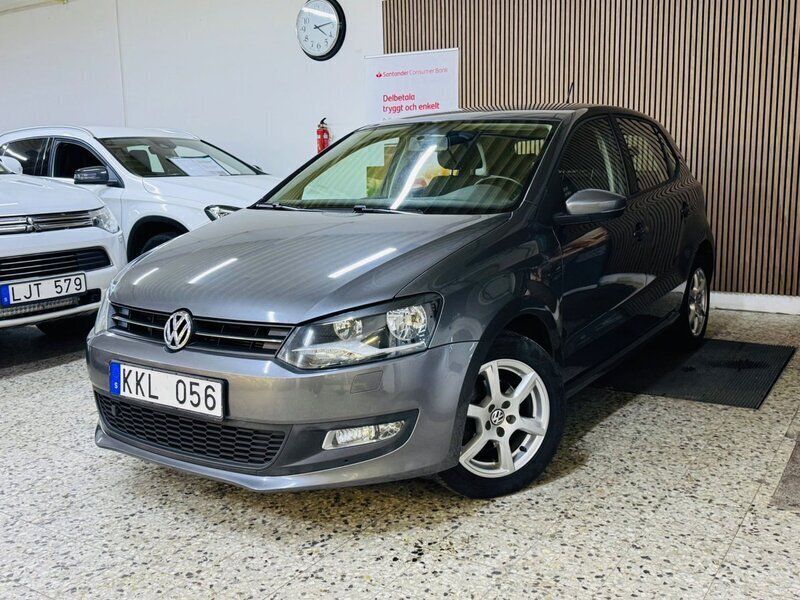 Mörkgrå (grå) Begagnad 2011 VW Polo Comfortline Halvkombi | 79 900 kr (Lite dyr) - Bild 1/4