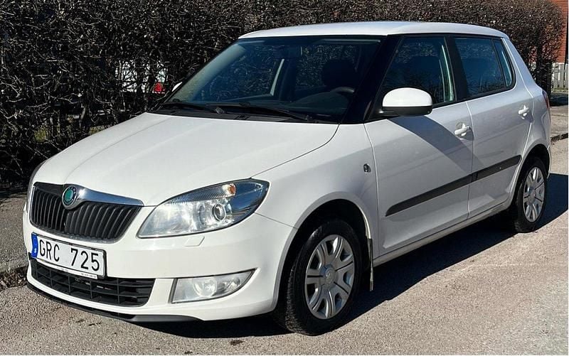 Vit Begagnad 2012 Skoda Fabia Ambiente Halvkombi | 31 900 kr (Bra pris) - Bild 1/4