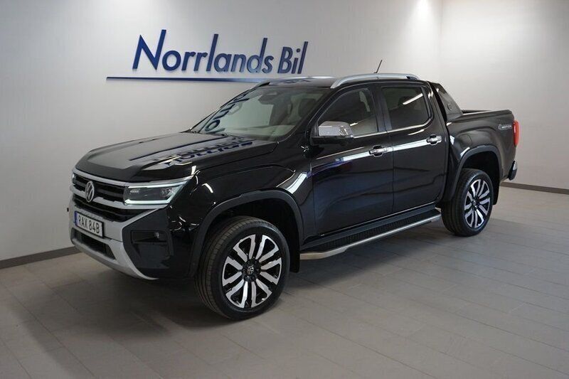 Svart (midnight black metallic) Begagnad 2023 VW Amarok Aventura Pickup | 719 900 kr (Marknadspris) - Bild 1/4