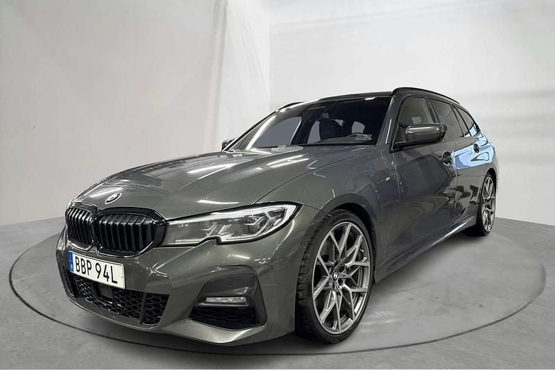 Grå Begagnad 2020 BMW 330 Comfort Edition Kombi | 377 000 kr (Marknadspris) - Bild 1/4