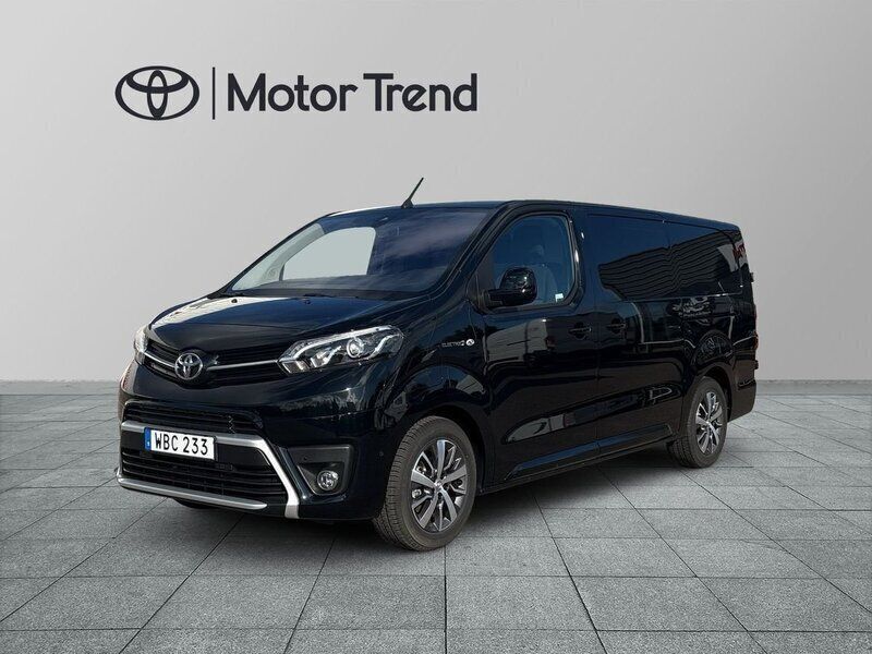 Svart Begagnad 2023 Toyota Proace Van | 389 900 kr (Marknadspris) - Bild 1/4