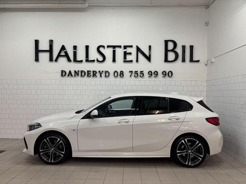 Vit Begagnad 2022 BMW 120 M Sport Halvkombi | 299 000 kr (Marknadspris) - Bild 1/4