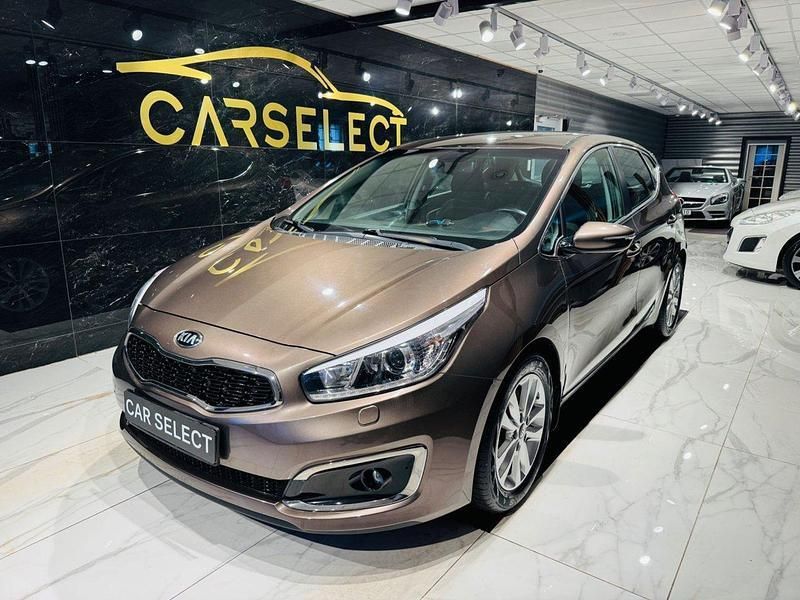 Brun Begagnad 2016 Kia Ceed Halvkombi | 149 900 kr (Lite dyr) - Bild 1/4