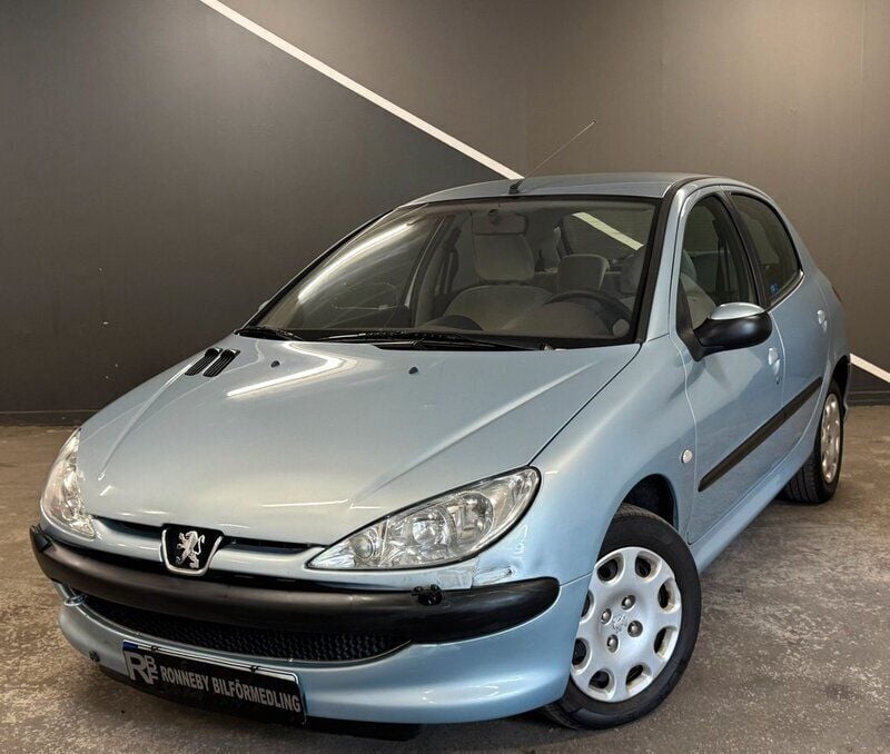 Ljusgrå Begagnad 2004 Peugeot 206 Halvkombi | 19 900 kr (Dyr) - Bild 1/4