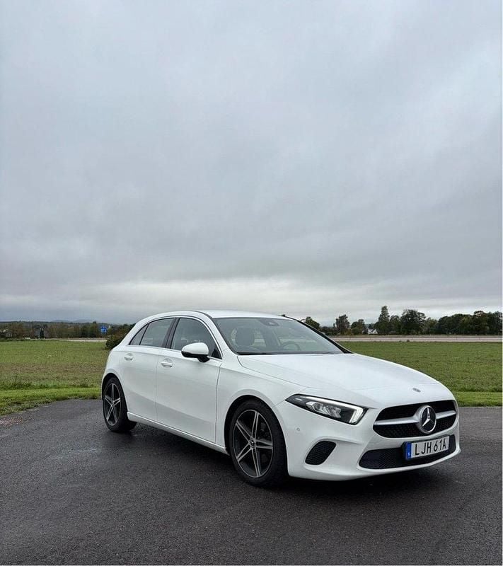 Vit Begagnad 2019 Mercedes A180 Halvkombi | 185 000 kr (Bra pris) - Bild 1/4
