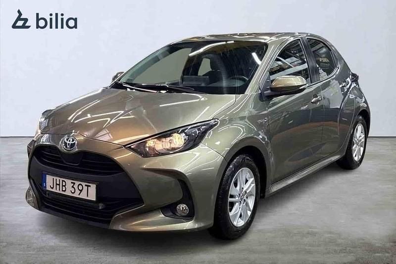 Grön Begagnad 2021 Toyota Yaris Hybrid Active Halvkombi | 204 900 kr (Marknadspris) - Bild 1/1