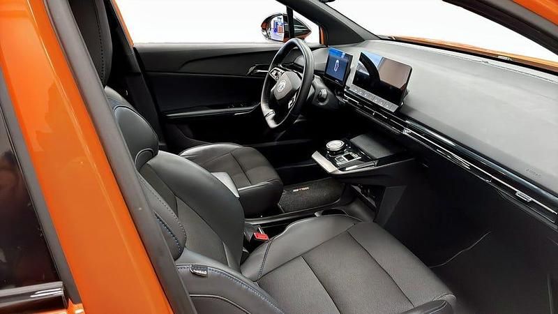 Begagnad MG MG4 EV Luxury 150 kW (204 HK) 2022 Orange Halvkombi