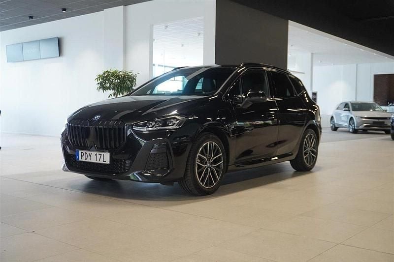 Svart Begagnad 2023 BMW 225 M Sport Kombi | 399 900 kr (Marknadspris) - Bild 1/4