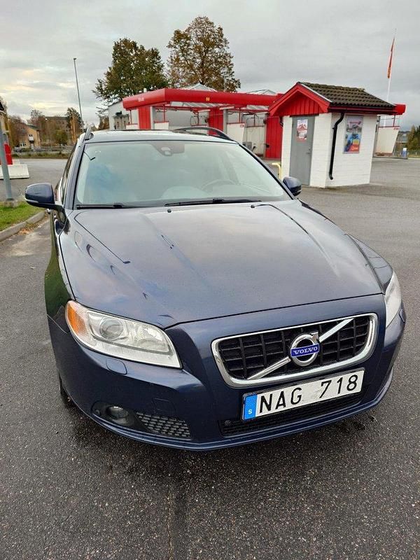 Blå Begagnad 2013 Volvo V70 Momentum Kombi | 70 000 kr (Superpris) - Bild 1/4