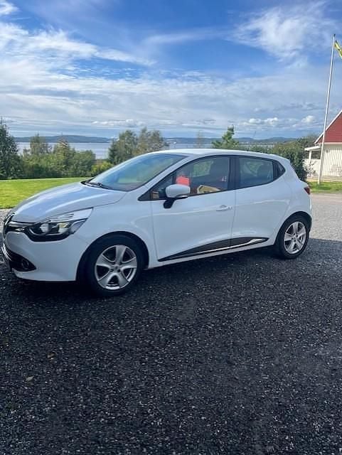 Vit Begagnad 2015 Renault Clio IV Halvkombi | 87 000 kr (Marknadspris) - Bild 1/4