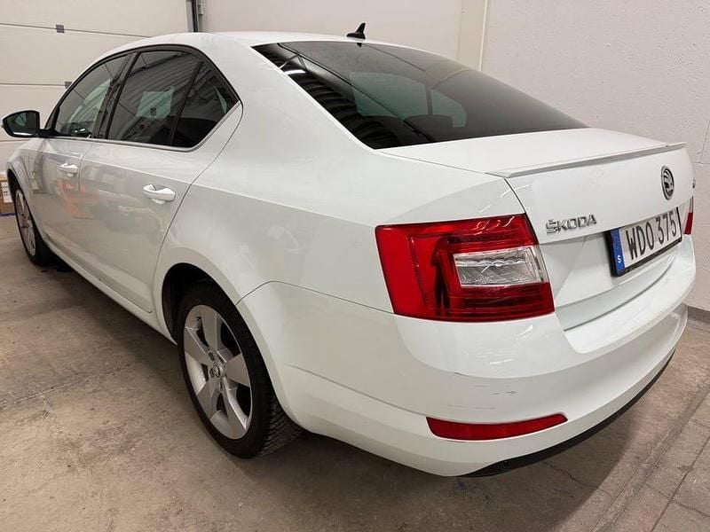 Begagnad Skoda Octavia Sport 105 HK (77 kW) 2015 Vit Halvkombi