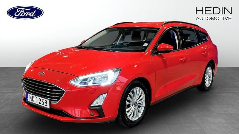 Röd (red) Begagnad 2019 Ford Focus Titanium Halvkombi | 159 900 kr (Marknadspris) - Bild 1/4