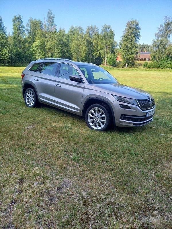 Brun Begagnad 2018 Skoda Kodiaq SUV | 198 000 kr (Marknadspris) - Bild 1/4