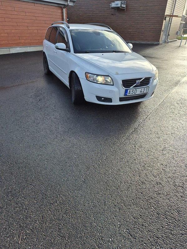 Vit Begagnad 2008 Volvo V50 Momentum Kombi | 20 000 kr (Marknadspris) - Bild 1/4