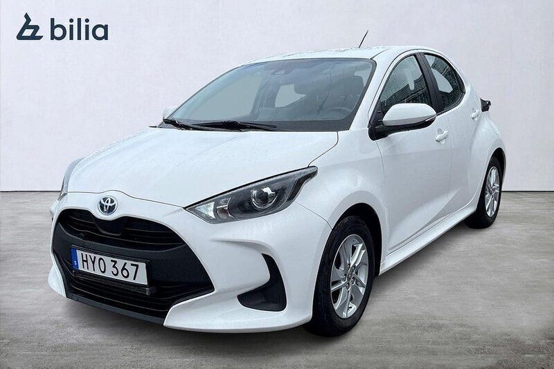 Vit Begagnad 2023 Toyota Yaris Hybrid Active Halvkombi | 224 900 kr (Marknadspris) - Bild 1/3
