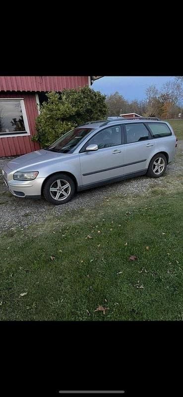 Grå Begagnad 2006 Volvo V50 Kombi | 35 000 kr (Marknadspris) - Bild 1/4