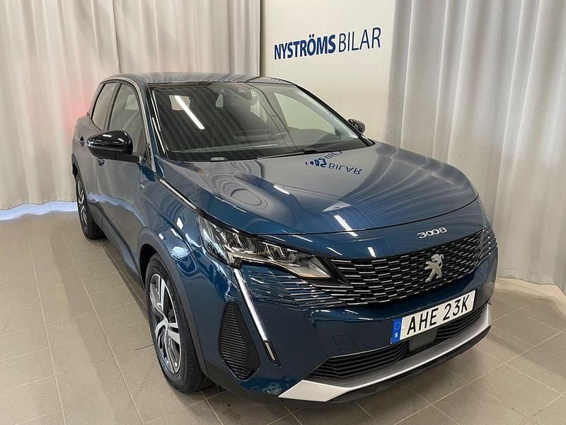 Blå (blå metallic) Begagnad 2022 Peugeot 3008 Active SUV | 269 900 kr (Marknadspris) - Bild 1/4