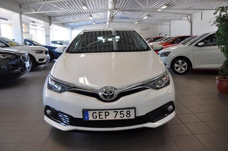 Begagnad Toyota Auris Active 116 HK (85 kW) 2015 Vit Halvkombi