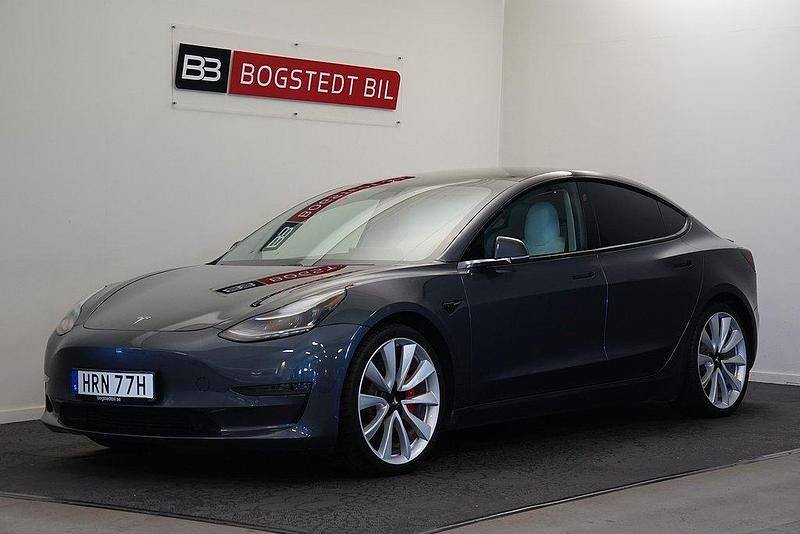 Grå Begagnad 2019 Tesla Model 3 Performance Sedan | 269 000 kr (Marknadspris) - Bild 1/4