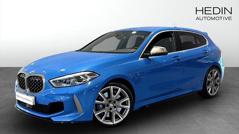 Blå (blue) Begagnad 2023 BMW M135 Halvkombi | 418 700 kr (Marknadspris) - Bild 1/4