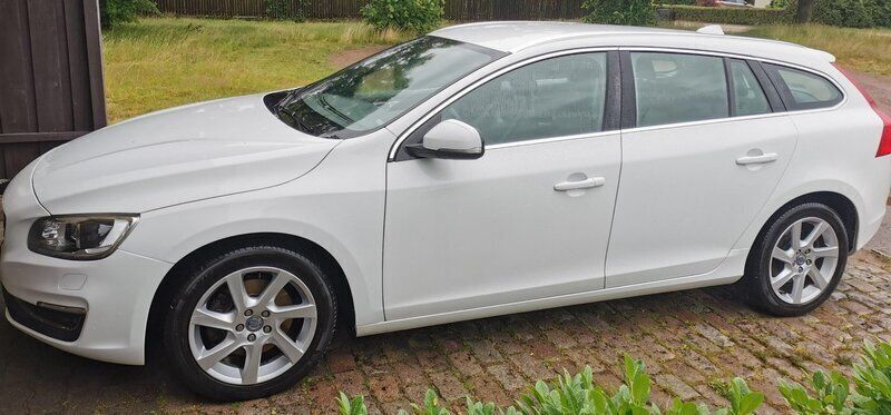 Vit Begagnad 2014 Volvo V60 Summum Kombi | 125 000 kr (Marknadspris) - Bild 1/4
