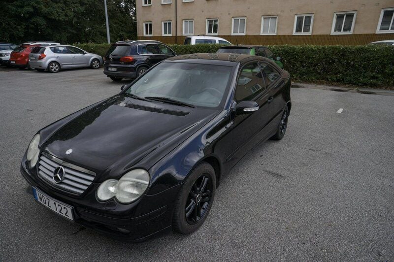 Svart Begagnad 2003 Mercedes C200 Sportkupé | 30 000 kr (Marknadspris) - Bild 1/4