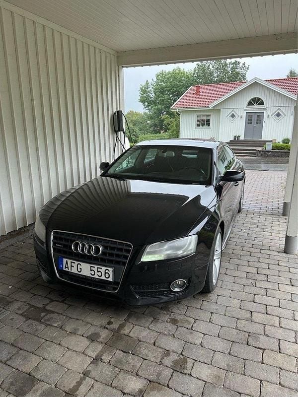 Svart Begagnad 2011 Audi A5 Sportback Comfort Halvkombi | 125 000 kr (Marknadspris) - Bild 1/4