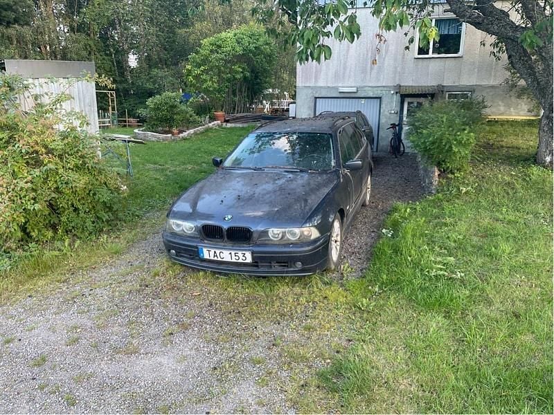 Blå Begagnad 2002 BMW 520 M Sport Kombi | 10 000 kr - Bild 1/4