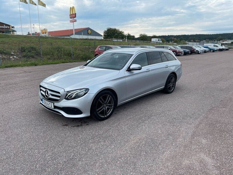 Silver Begagnad 2017 Mercedes E220 Kombi | 298 000 kr (Marknadspris) - Bild 1/4